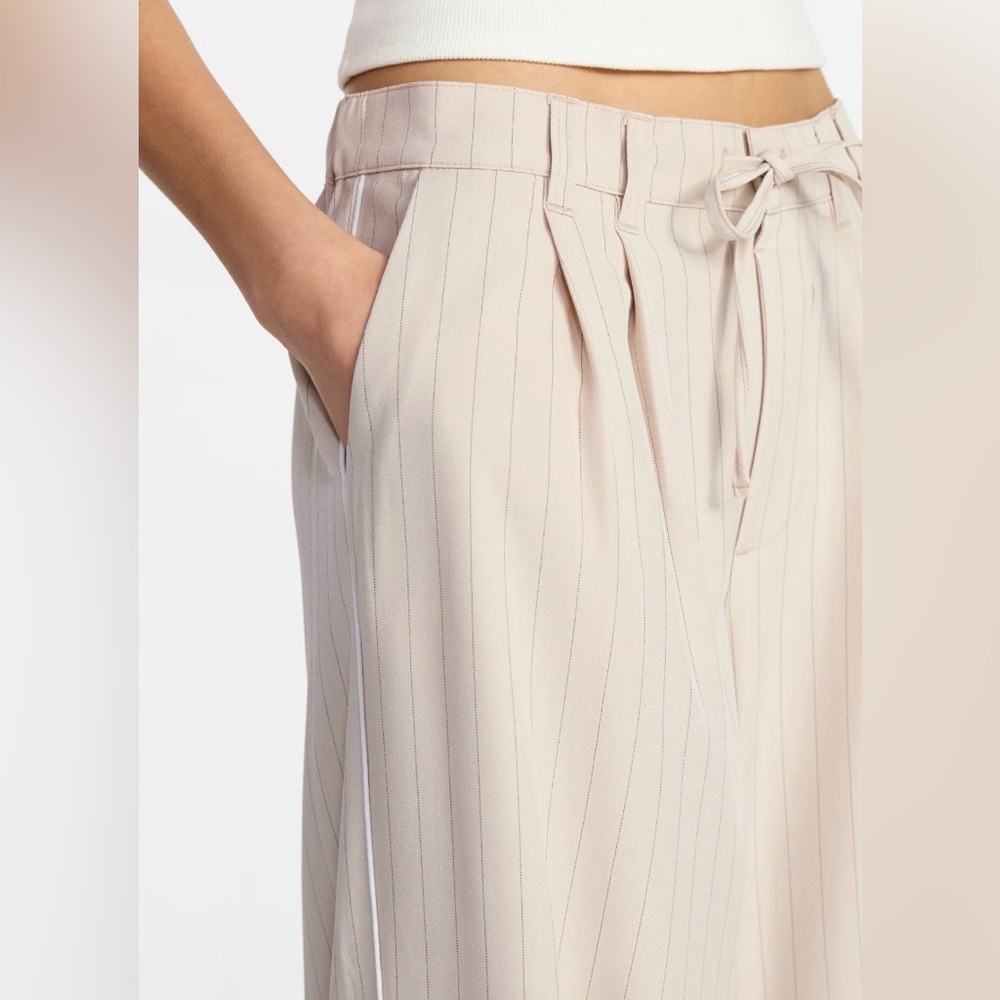 NWT Elegant Cream Wide-Leg PinStripe Trouser Pants - Picture 2 of 8